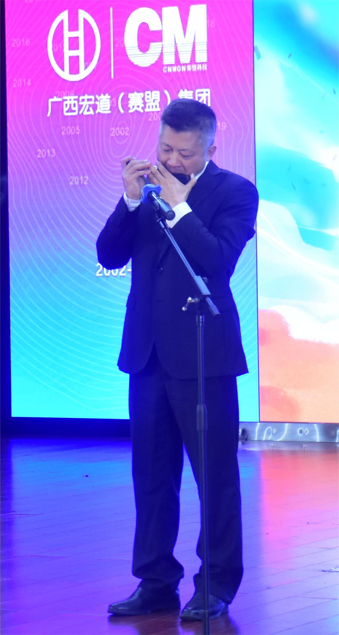 罗总吹口琴.JPG